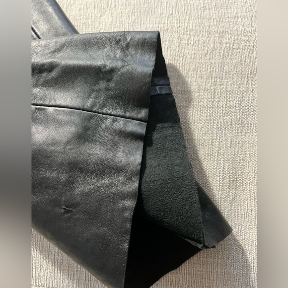 Vintage Y2K Banana Republic 100% Black Leather Flare Pants. Women's Size: 2. - Picture 6 of 14